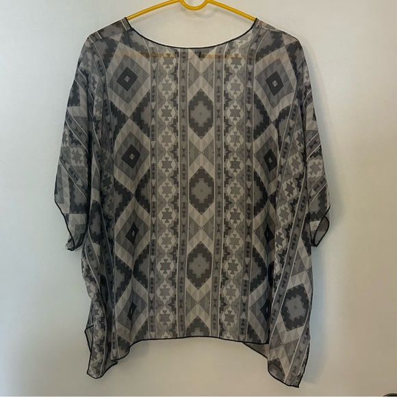 Miss Daisy Women’s Medium Southwest Aztec print kimono - Picture 2 of 4